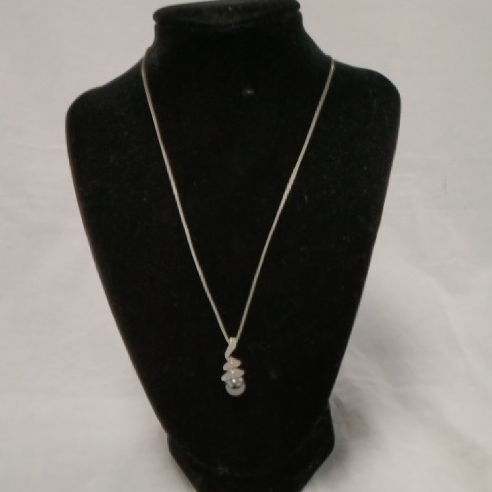 Chic Silver Pendant Necklace